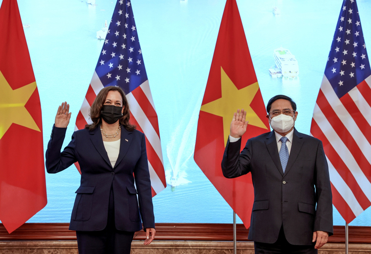 Tại cuộc gặp với Thủ tướng Phạm Minh Chính, bà Harris đánh giá cao các nỗ lực của Chính phủ Việt Nam trong kiểm soát và ứng phó với Covid-19. (Ảnh: Reuters)