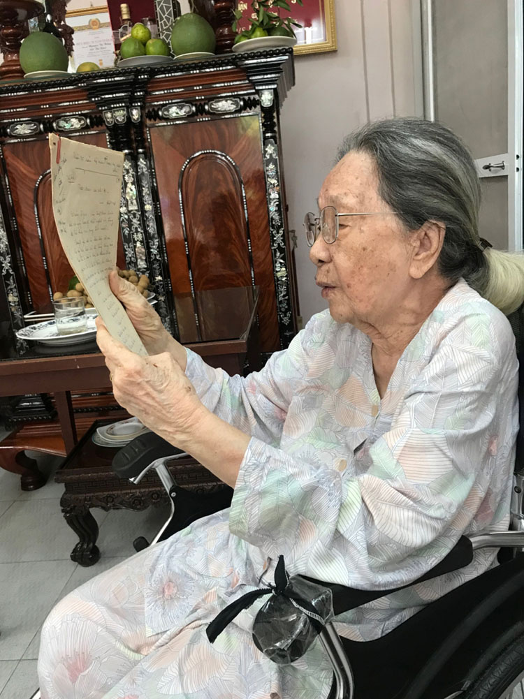 Bà Lê Thị Hậu (Ba Hậu) đang xem lại một bài viết của mình từng phát sóng trên Đài Giải phóng.