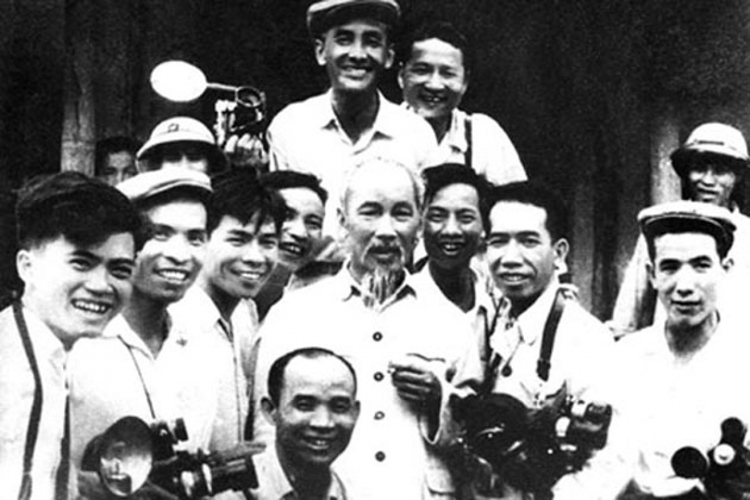 Chủ tịch Hồ Chí Minh với các nghệ sĩ nhiếp ảnh. (Ảnh: Ban quản lý Lăng Chủ tịch Hồ Chí Minh)
