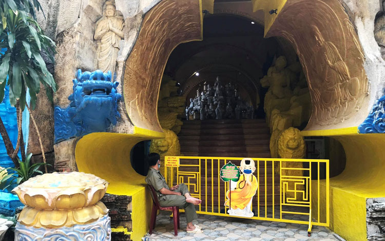 Hầm lưu giữ tro cốt của chùa Kỳ Quang 2 luôn có lực lượng an ninh túc trực.