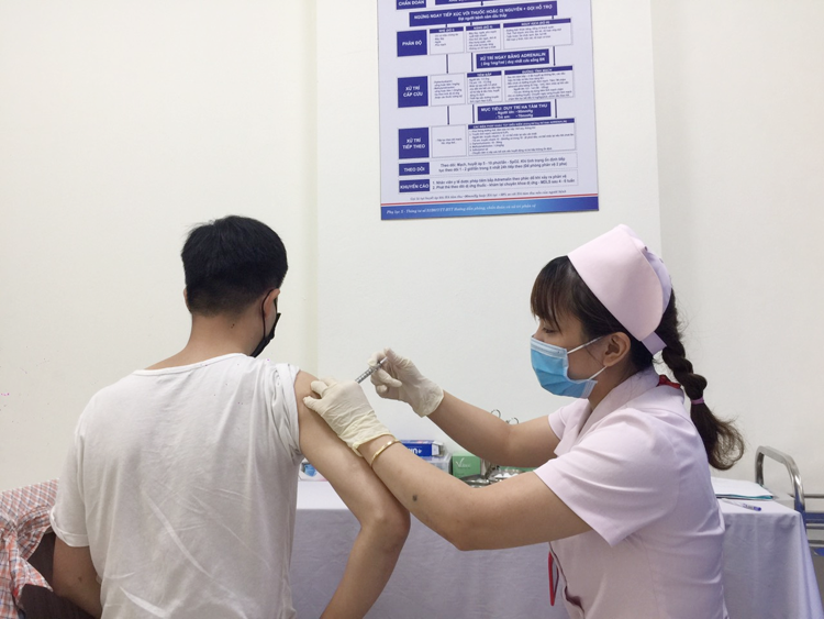 Nhân viên nghiên cứu tiêm thử nghiệm vaccine Covivac cho người tình nguyện.