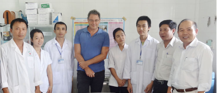 GS Huỳnh Đình Chiến (ngoài cùng bên phải) cùng nhóm nghiên cứu tại Trung tâm y tế huyện Hướng Hóa (Quảng Trị) trong chuyến nghiên cứu khảo sát đầu năm 2019.