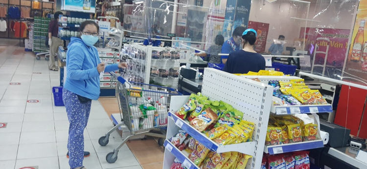 Người dân đi mua sắm sáng nay ở siêu thị Coopmart Nguyễn Đình Chiểu, quận 3.
