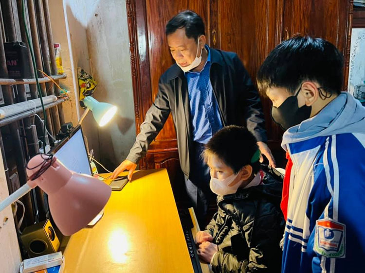 Thầy Hồ Tuấn Anh kiểm tra việc học trực tuyến tại nhà của học sinh.