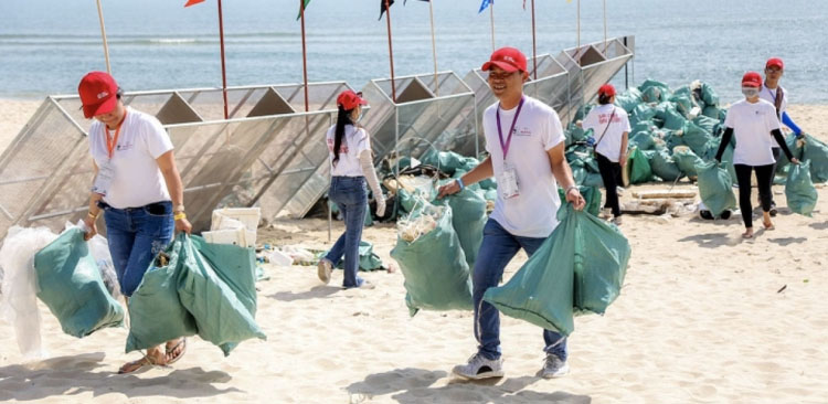 WWF-Việt Nam tổ chức hoạt động thu gom, phân loại rác thải nhựa biển để góp phần nâng cao ý thức cộng đồng.