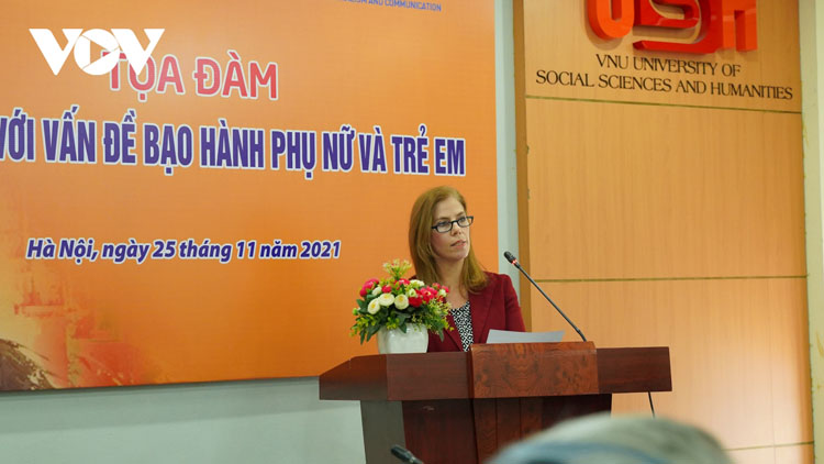 Bà Lucila Carrasco, Đại diện UNESCO tại Việt Nam chia sẻ tại tọa đàm.