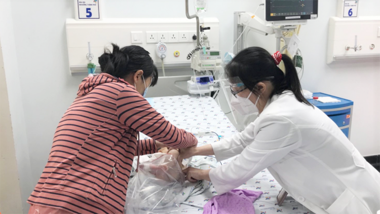 Trẻ sơ sinh mắc sốt xuất huyết ở Cà Mau tổn thương gan hiếm gặp, diễn tiến nặng đã được cứu sống (Ảnh: Bệnh viện Nhi đồng Thành phố)
