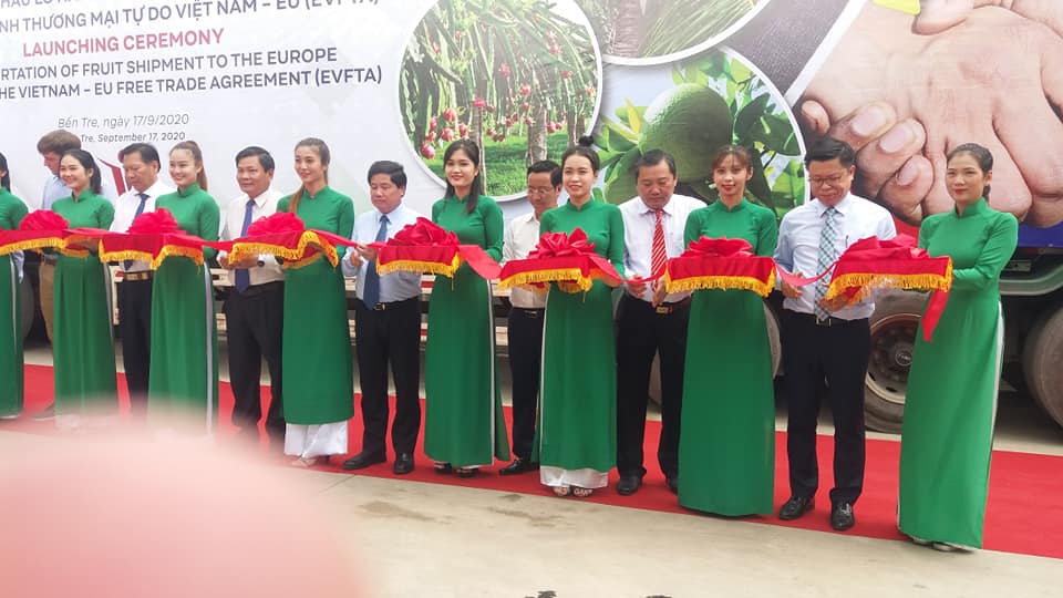 Thứ trưởng Bộ NN&PTNT Lê Quốc Doanh tham gia lễ cắt băng khởi động lô hàng trái cây đầu tiên xuất khẩu theo Hiệp định EVFTA.