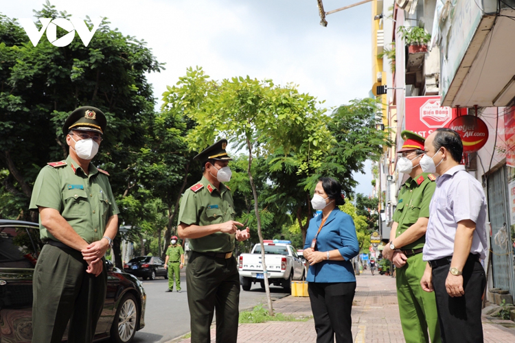 Công an TP.HCM thăm hỏi người dân về tình hình phòng chống dịch bệnh.