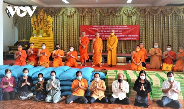 Giáo hội Phật giáo Việt Nam hỗ trợ Chư tôn đức Lào phòng chống Covid-19.