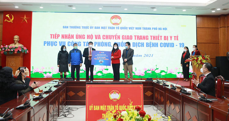 Lãnh đạo MTTQ Việt Nam Thành phố Hà Nội tiếp nhận ủng hộ và chuyển giao trang thiết bị y tế từ các nhà tại trợ cho công tác phòng chống dịch bệnh Covid-19.