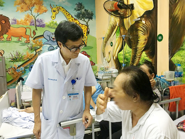 PGS.TS Đồng Văn Hệ đang thăm khám và tư vấn cho bệnh nhân to viễn cực tại Trung tâm Phẫu thuật thần kinh, BV Việt Đức.