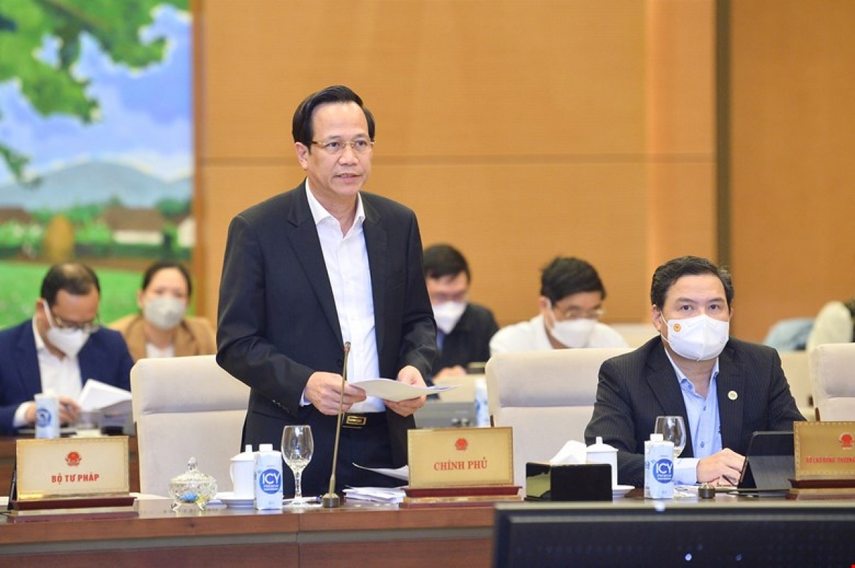 Bộ trưởng Bộ LĐ-TB-XH Đào Ngọc Dung trình bày tờ trình dự thảo Nghị quyết về thời giờ làm thêm trong 1 tháng và trong 1 năm của người lao động tại Đợt 1 của Phiên họp thứ 9, ngày 10/3. (Ảnh: Quốc hội)