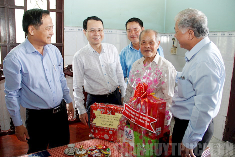 Đoàn đại biểu TPHCM thăm, chúc thọ người cao tuổi tiêu biểu huyện Bình Chánh nhân ngày Người cao tuổi Việt Nam năm 2020.