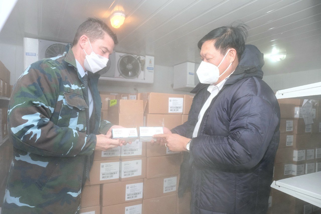 Thứ trưởng Đỗ Xuân Tuyên và Phó Đại sứ Mark Tattersall thăm kho lạnh bảo quản vaccine của Viện Vệ sinh Dịch tễ Trung ương.