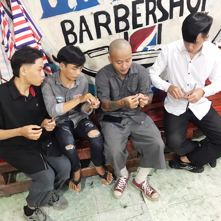 Anh Lê Văn Vững tận tình dạy làm tóc tại Khóa học 0 đồng. 