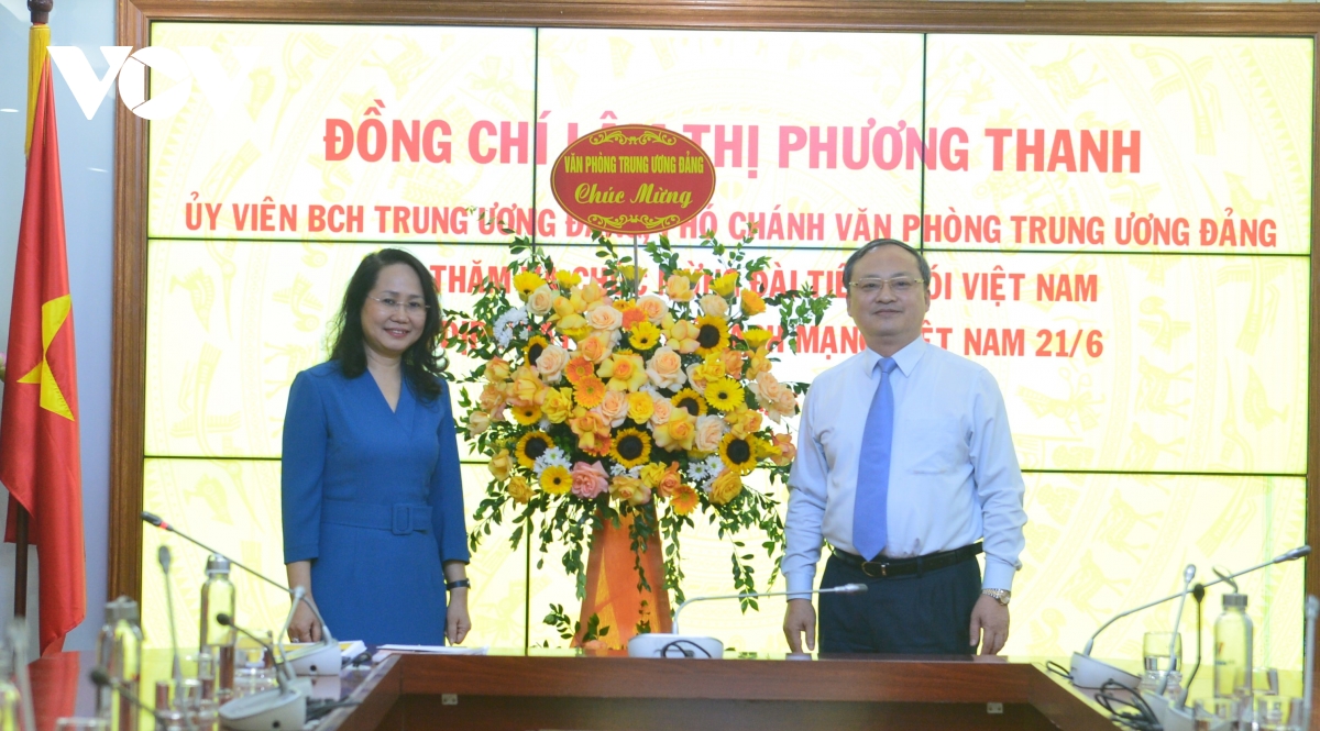 Bà Lâm Thị Phương Thanh chụp ảnh lưu niệm cùng Tổng Giám đốc Đài TNVN Đỗ Tiến Sỹ.