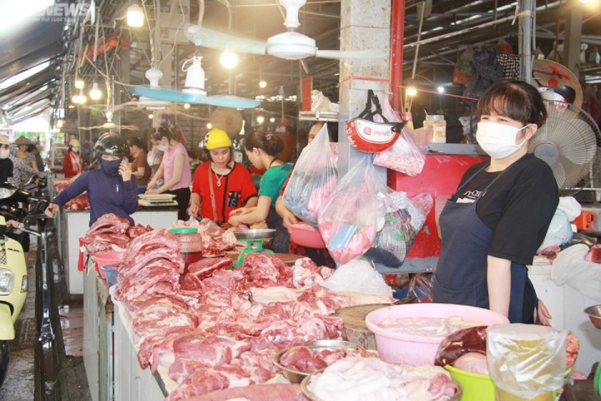 Thịt heo tăng khiến tiểu thương kinh doanh tại các chợ truyền thống ế ẩm.