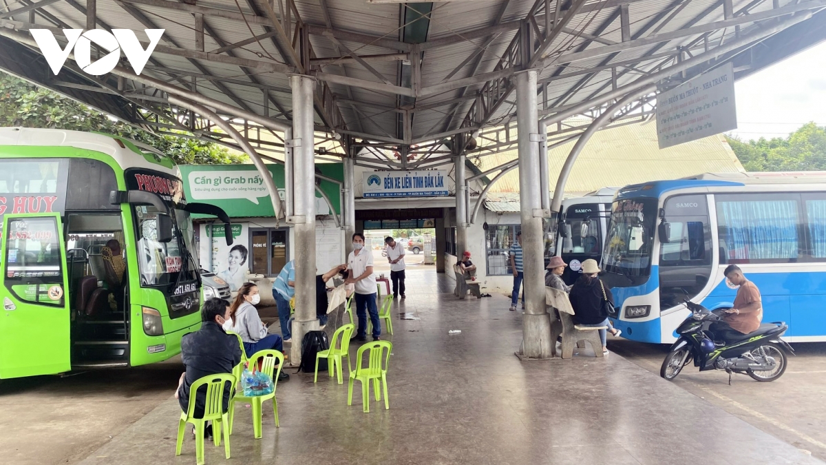 Các DN vận tải hành khách ở Đắk Lắk chưa thực hiện việc giảm giá cước dù xăng, dầu giảm mạnh thời gian gần đây.