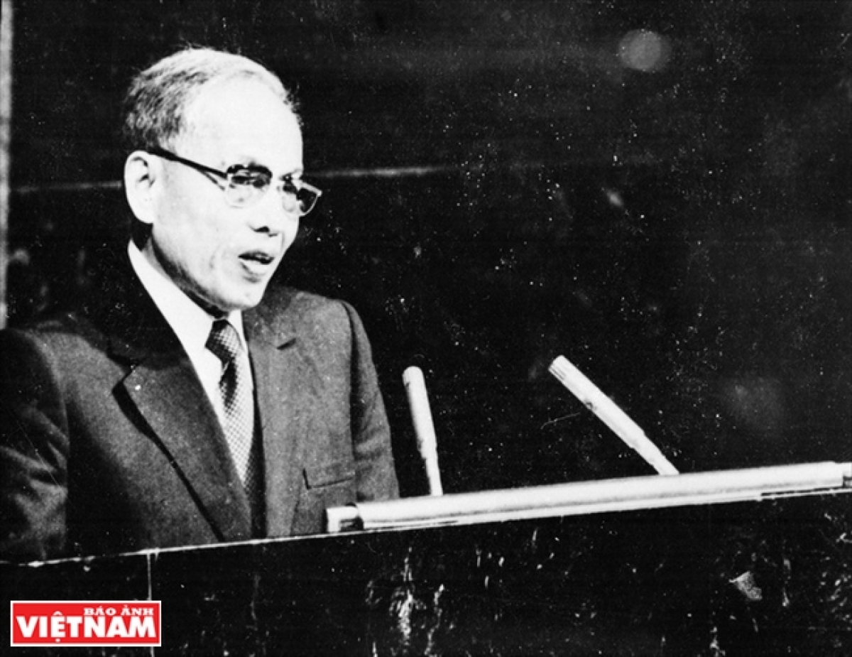 Bộ trưởng Ngoại giao Nguyễn Duy Trinh phát biểu tại Kỳ họp thứ 32 của Đại hội đồng LHQ tại New York ngày 20/9/1977. Kỳ họp đã thông qua nghị quyết công nhận Việt Nam là thành viên của LHQ. (Ảnh: TTXVN)