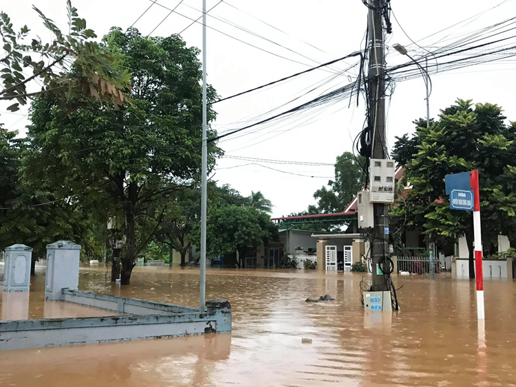 Một khu dân cư tại thị trấn Lao Bảo, tỉnh Quảng Trị bị ngập trong nước.