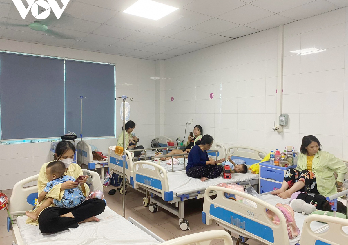 Nhiều bệnh nhi mắc sốt huyết phải điều trị tại Hà Nội.