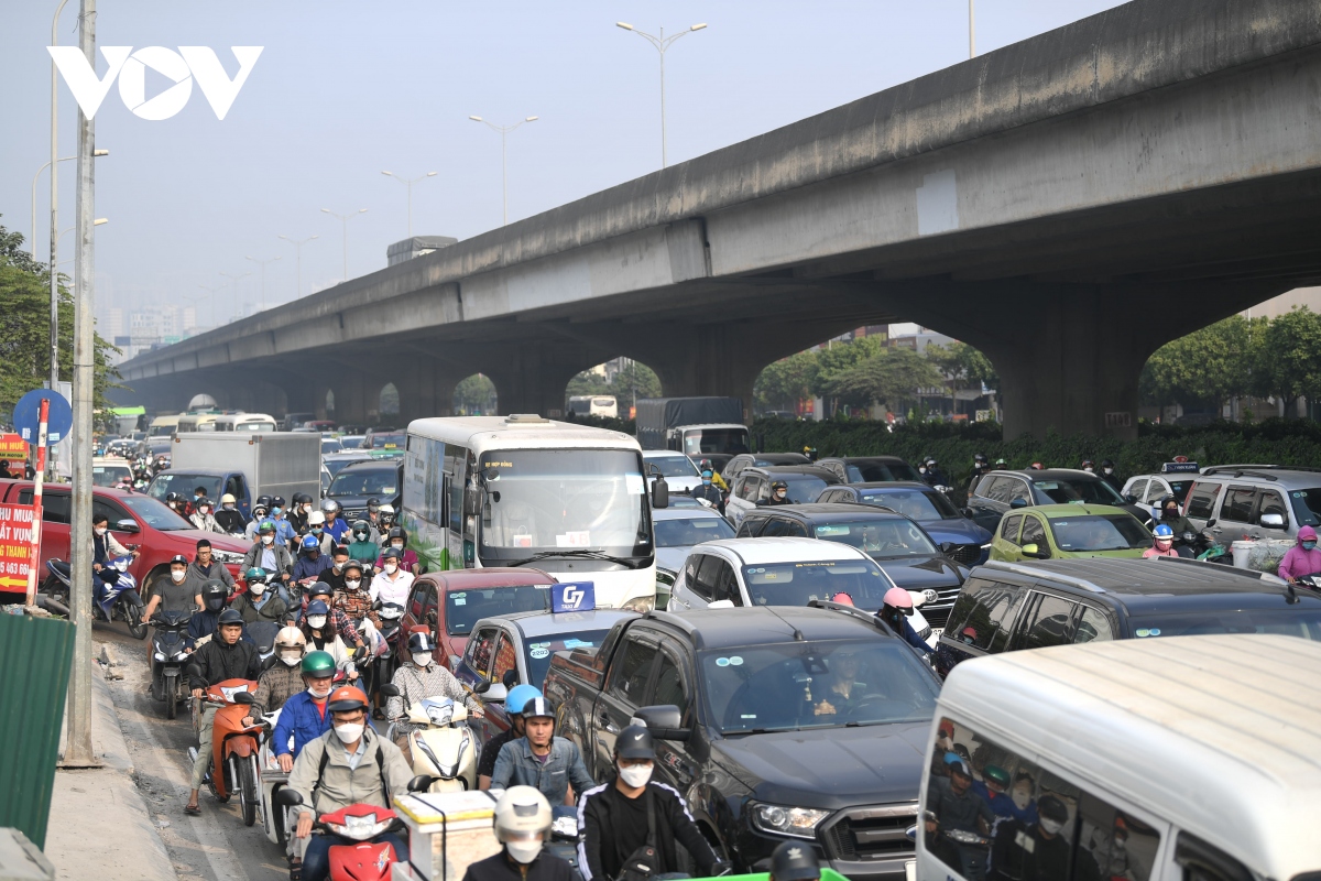 Các phương tiện di chuyển rất khó khăn tại đường Nguyễn Xiển mặc dù vào khung giờ trưa.