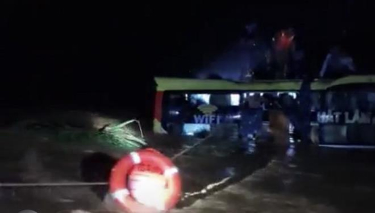 Lực lượng cứu hộ dùng dây và phao để cứu các hành khách vào bờ.