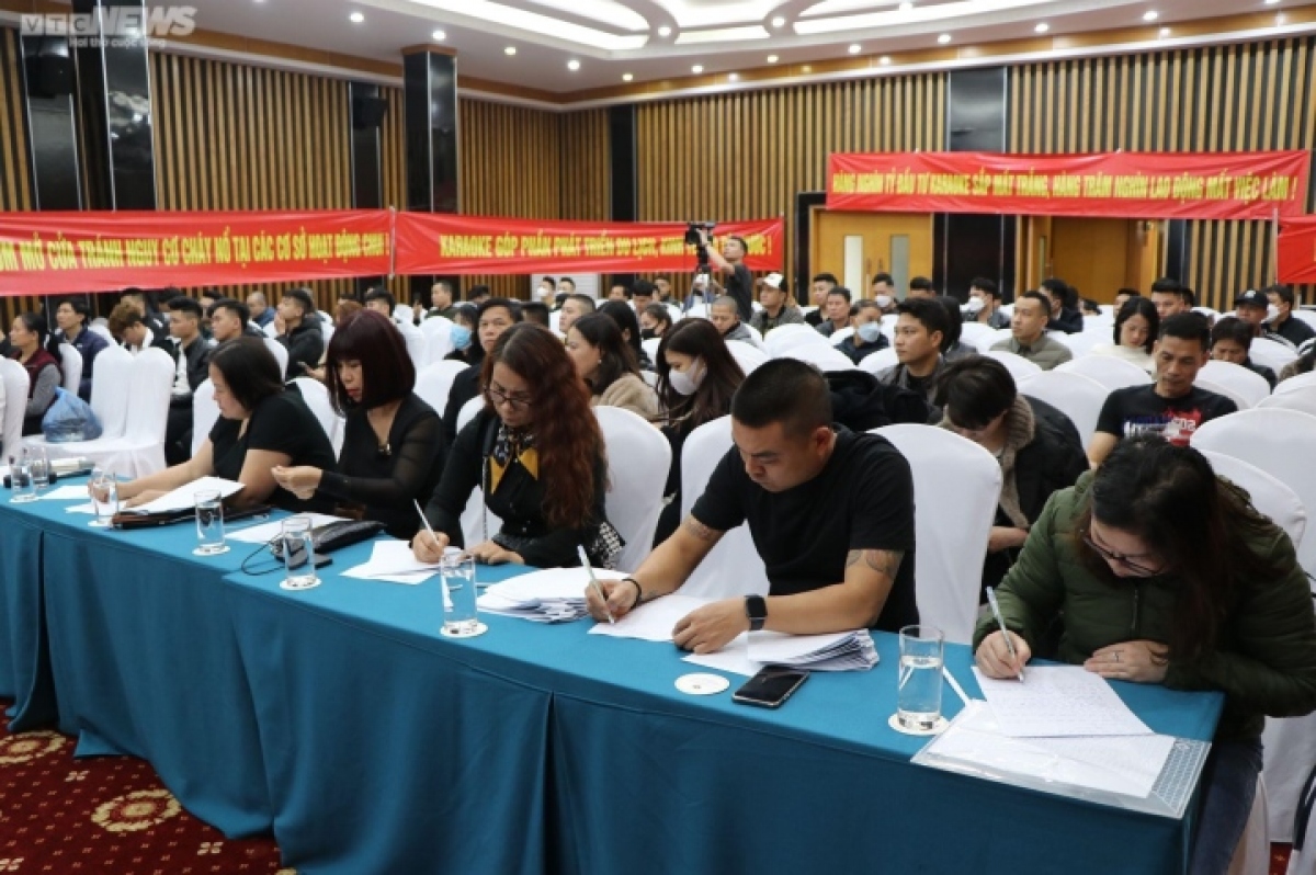Hàng trăm chủ quán karaoke tại Hà Nội cùng ký đơn kiến nghị được hoạt động trở lại.