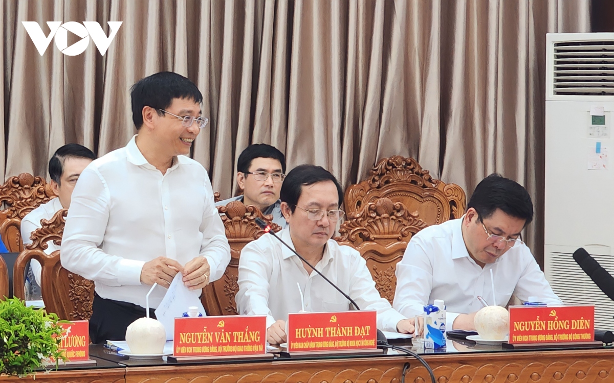 Bộ Trưởng GTVT Nguyễn Văn Thắng đề nghị 2 tỉnh Bến Tre và Tiền Giang tập trung vào giải phóng mặt bằng dự án cầu Rạch Miễu 2 để đảm bảo thực hiện đúng tiến độ Thủ tướng yêu cầu. 