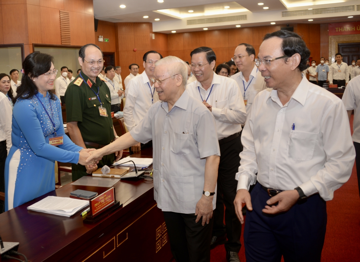 Tổng Bí thư Nguyễn Phú Trọng bắt tay các đại biểu.