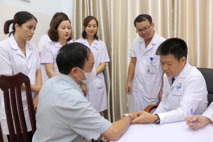 Ngay sau lễ khai trương, PGS.TS Lê Hữu Doanh khám cho bệnh nhân vảy nển tại Phòng khám chuyên đề bệnh vảy nến, Bệnh viện 19-8.