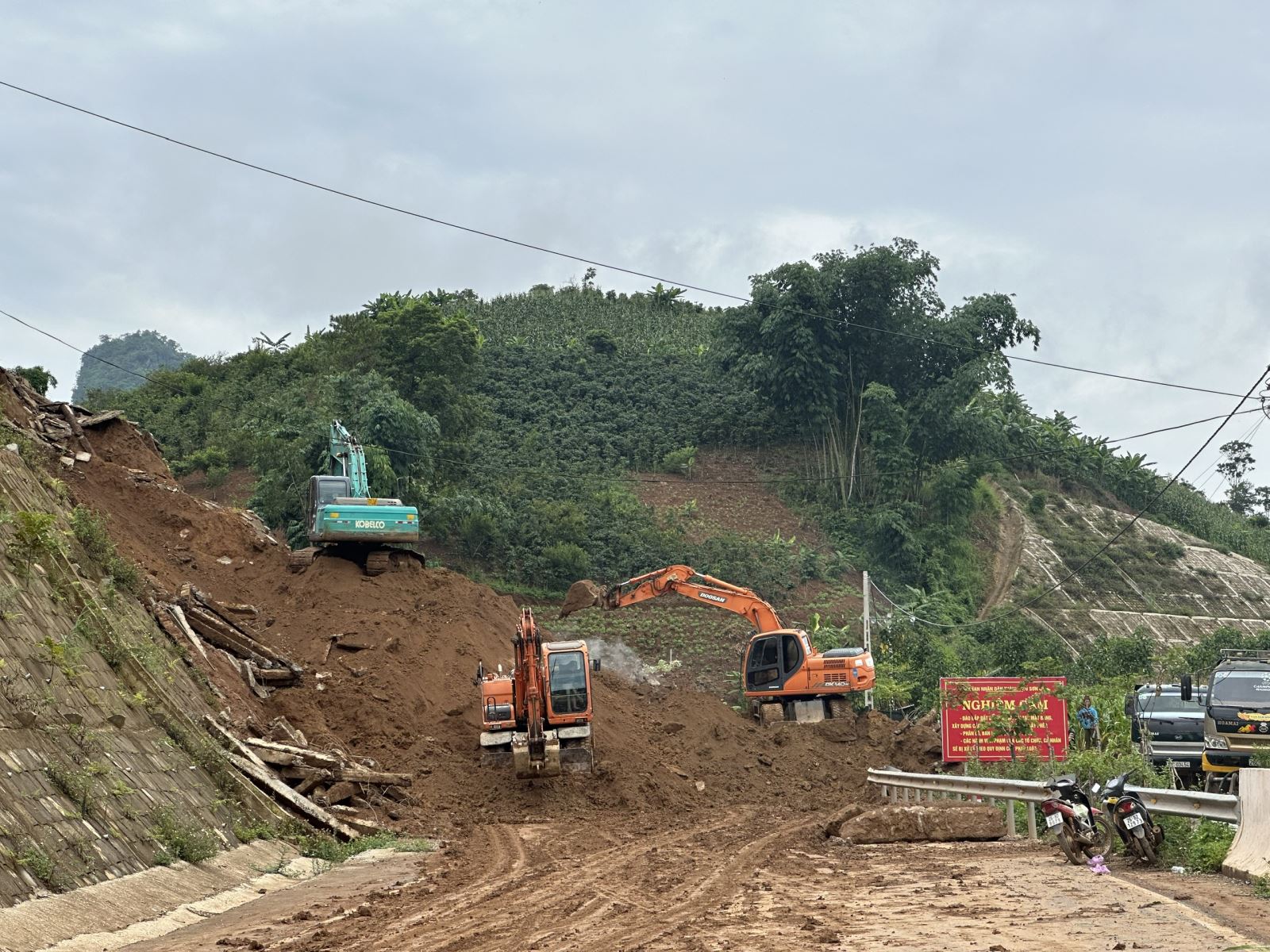 Khắc phục sạt lở tại tuyến đường tránh thành phố Sơn La.