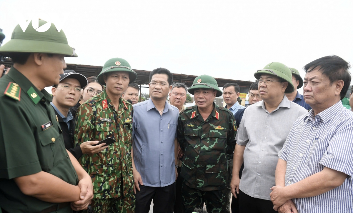 Đoàn kiểm tra công tác ứng phó bão số 3 tại đê kè Hải Thịnh 3.