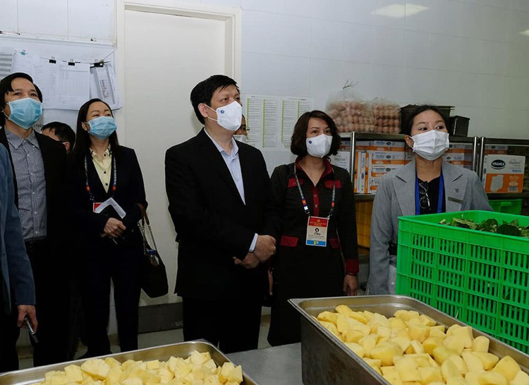 Bộ trưởng Nguyễn Thanh Long kiểm tra công tác phục vụ y tế và đảm bảo an toàn thực phẩm tại một địa điểm lưu trú của đại biểu. (Ảnh: Trần Minh)