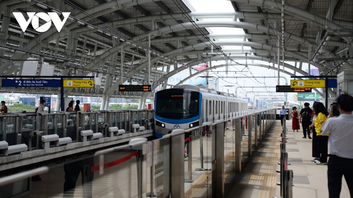 Đoàn tàu metro lăn bánh là tín hiệu vui cho TP.HCM những ngày cuối năm.