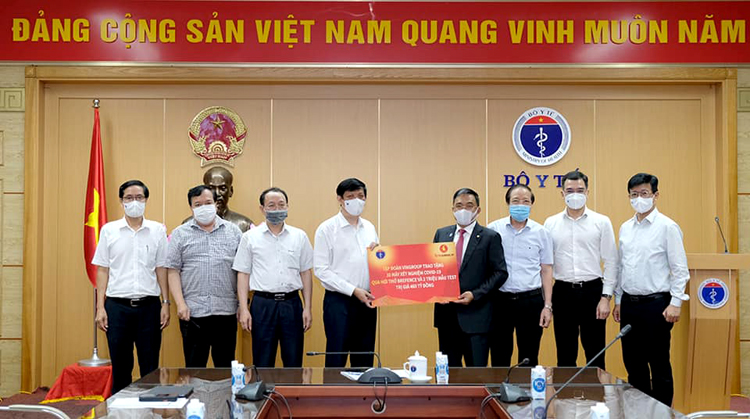 Bộ Y tế tiếp nhận 30 máy xét nghiệm COVID-19 qua hơi thở do Tập đoàn Vingroup trao tặng. (Ảnh: Trần Minh) 
