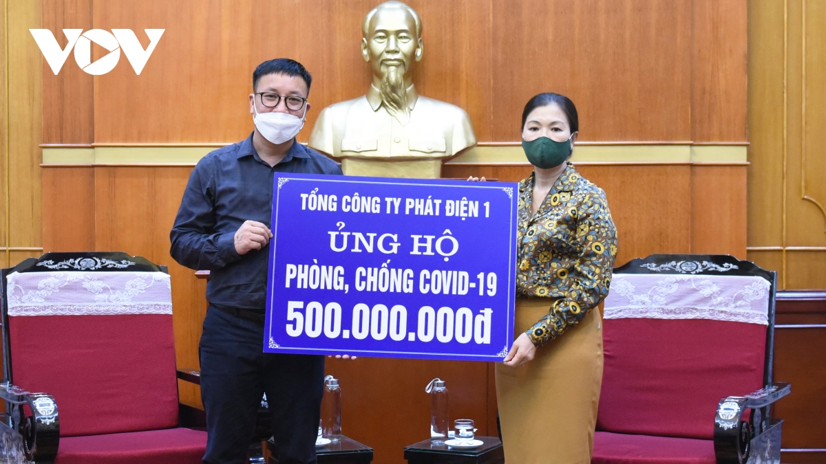 Đại diện cho UBTƯ MTTQ Việt Nam, Bà Trương Thị Ngọc Ánh tiếp nhận 500 triệu đồng từ Công ty Phát điện 1.