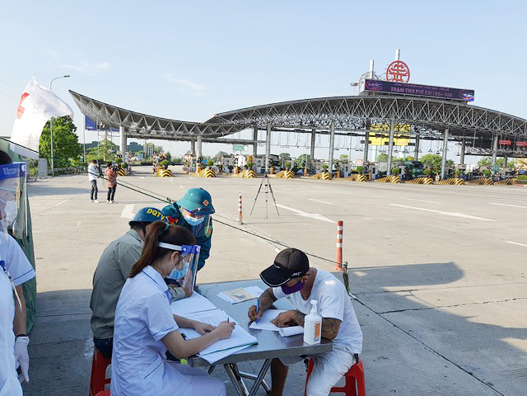 Lái xe ngoại tỉnh khi vào Hà Nội phải khai báo y tế.