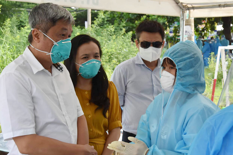 Thứ trưởng Bộ Y tế Nguyễn Trường Sơn đi kiểm tra công tác phòng chống dịch Covid-19 trên địa bàn TP.HCM.