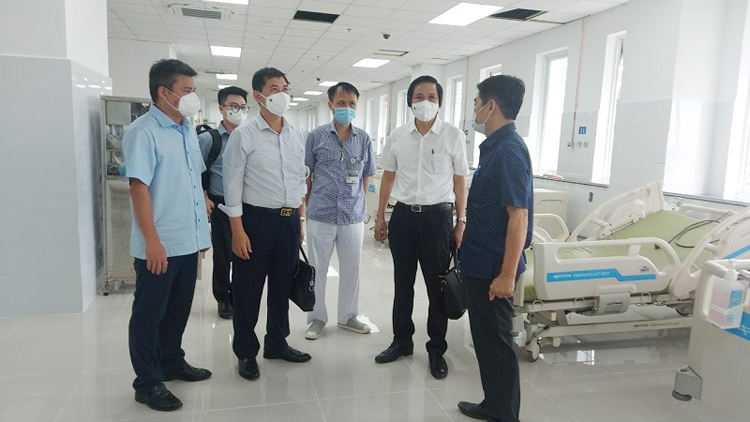 Đoàn Bộ Y tế kiểm tra đơn vị ICU tại BV Thống Nhất Đồng Nai. (Ảnh: Anh Văn)