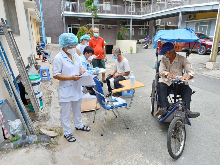 Bệnh viện Lê Văn Thịnh kiểm tra kỹ thông tin trước bên ngoài phòng tiêm chủng theo đúng quy định của Bộ Y tế.