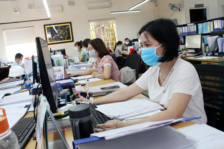 Cán bộ, nhân viên, công ty tại các Khu công nghiệp Đà Nẵng bắt buộc đeo khẩu trang trong suốt quá trình làm việc ở công ty.