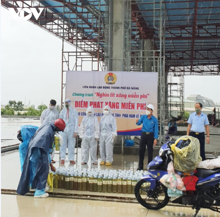 Hỗ trợ 10.000 lít xăng miễn phí cho người lao động các tỉnh về quê qua Đà Nẵng.