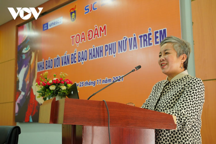 Bà Nguyễn Vân Anh, Giám đốc Trung tâm Nghiên cứu và Ứng dụng khoa học về Giới - Gia đình - Phụ nữ và Vị thành niên (CSAGA) chia sẻ tại tọa đàm.