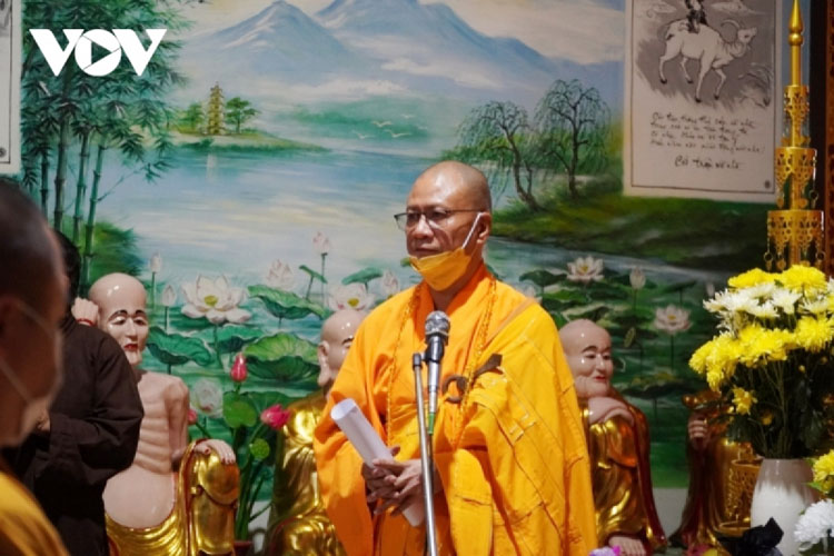 Thượng tọa Thích Minh Quang, Ủy viên Hội đồng trị sự Giáo hội Phật giáo Việt Nam tại Lào, Trụ trì chùa Phật Tích, Thủ đô Vientiane, Lào.