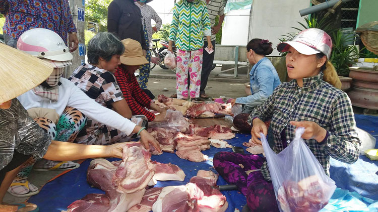 Người tiêu dùng ở tỉnh Tiền Giang mua thịt lợn vẫn ở mức cao. ( Ảnh: Nhật Trường)