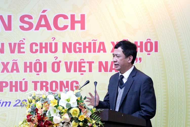 PGS.TS Lâm Quốc Tuấn, Viện trưởng Viện Xây dựng Đảng (Học viện Chính trị Quốc gia Hồ Chí Minh) phát biểu tại lễ ra mắt sách của Tổng Bí thư.