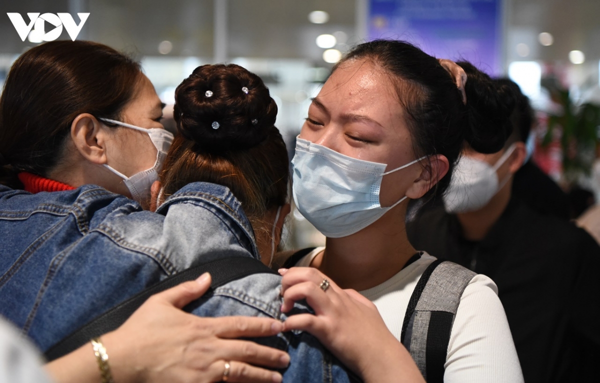 Nhiều người khóc nức nở khi xuống sân bay Nội Bài, gặp lại người thân.