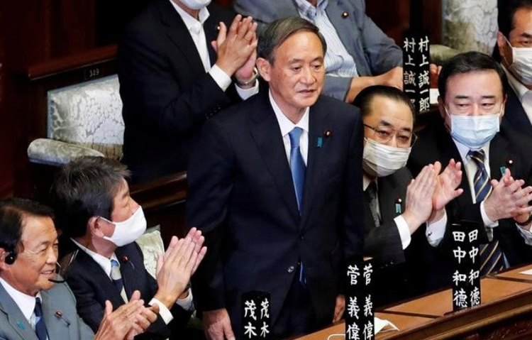 Ông Yoshihide Suga (giữa) được Quốc hội bầu chọn làm Thủ tướng mới của Nhật Bản, ngày 16/9/2020.